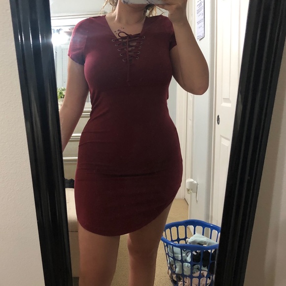 Fitted maroon dress - Picture 2 of 3